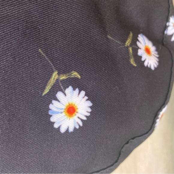 ALICE + OLIVIA Daisy Design Reversible Bucket Hat - Picture 4 of 9